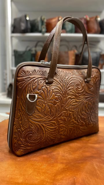 کیف اداری دور زیپ زنانه تمام چرمی حکاکی شده