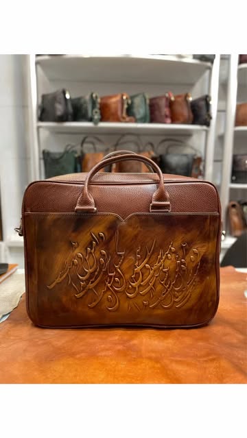 کیف اداری چرمی حکاکی اسپرت با طرح شعر-چرم گاباي