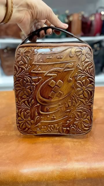 کیف دوشی چرم  هیچ حکاکی شده شعر و گل