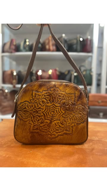 کیف دوشی هلالی چرم حکاکی شده