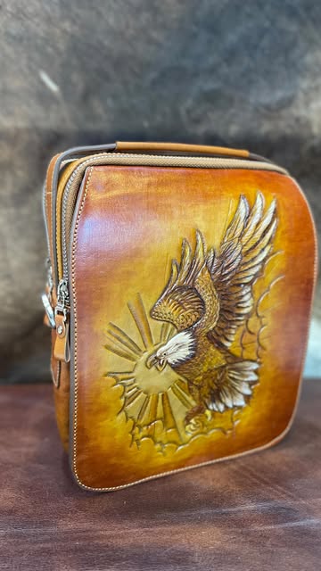 کیف دوشی چرمی با حکاکی طرح عقاب