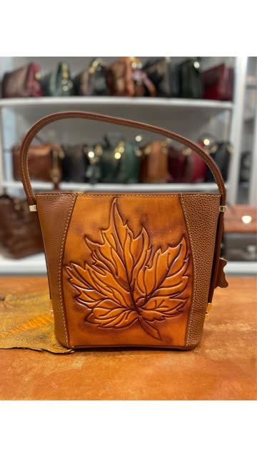کیف دستی زنانه حکاکی شده طرح برگ