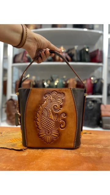 کیف دستی زنانه حکاکی شده با طرح ترمه