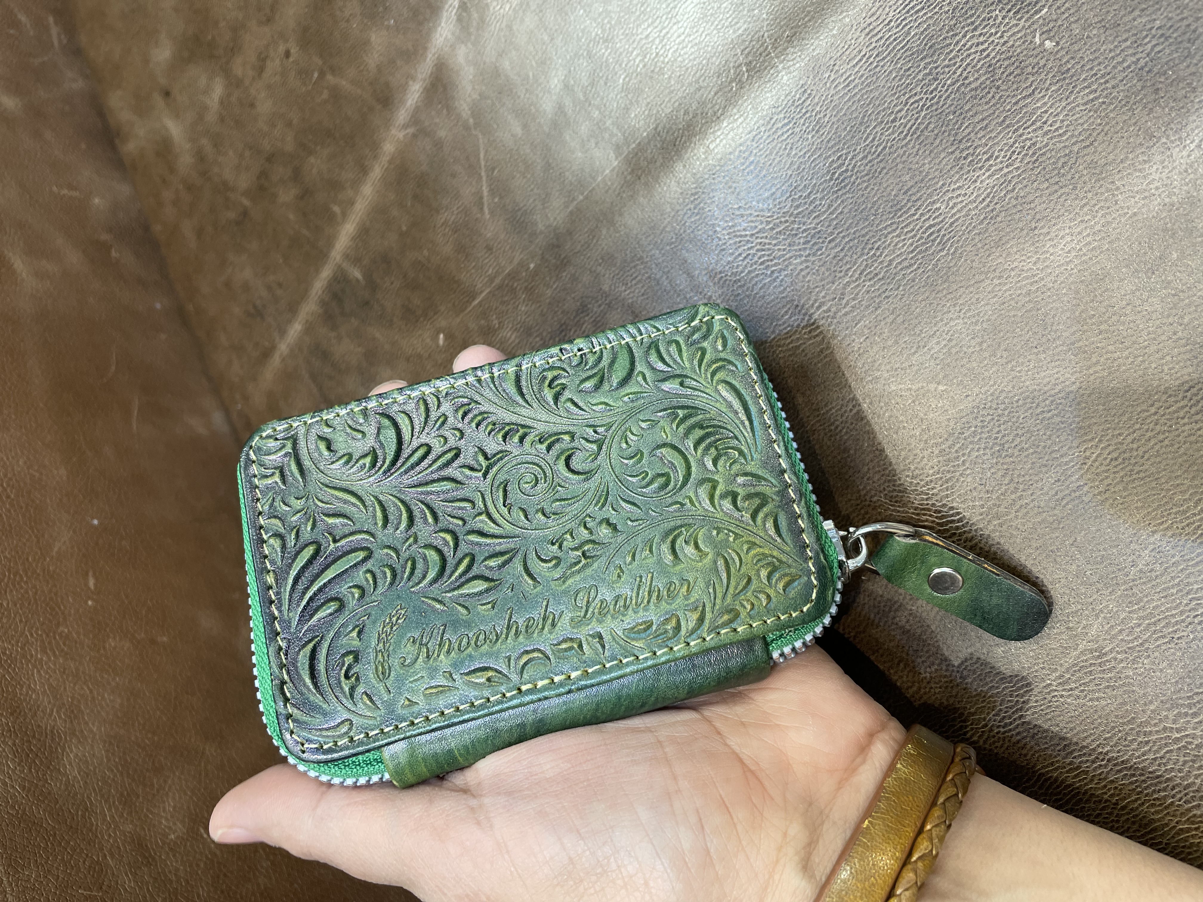 جاکارتی چرم آکادرئونی، حکاکی شده-چرم گابای